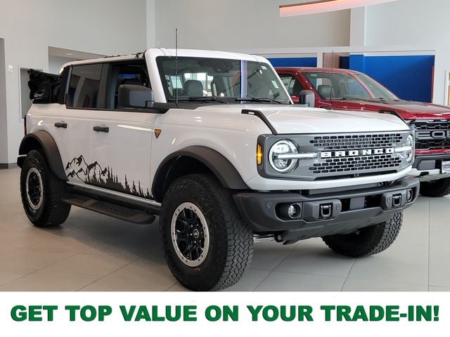 2026 Ford Bronco Badlands POWER RETRAC TOP in Oxford White — front three-quarter view